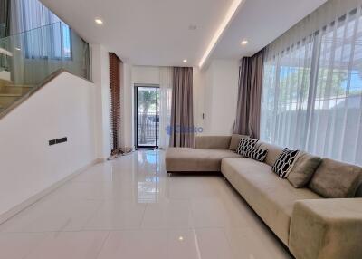 3 Bedrooms House in Baan Fah Rim Haad Jomtien H010338