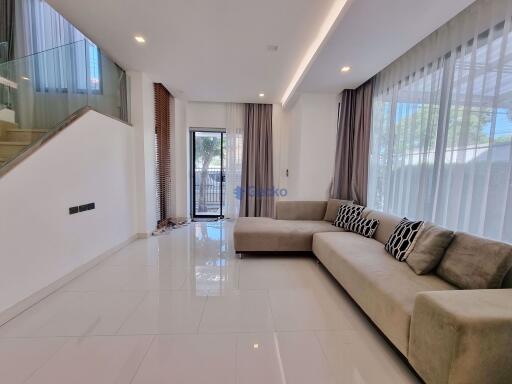 3 Bedrooms House in Baan Fah Rim Haad Jomtien H010338