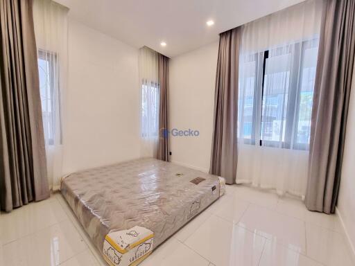 3 Bedrooms House in Baan Fah Rim Haad Jomtien H010338