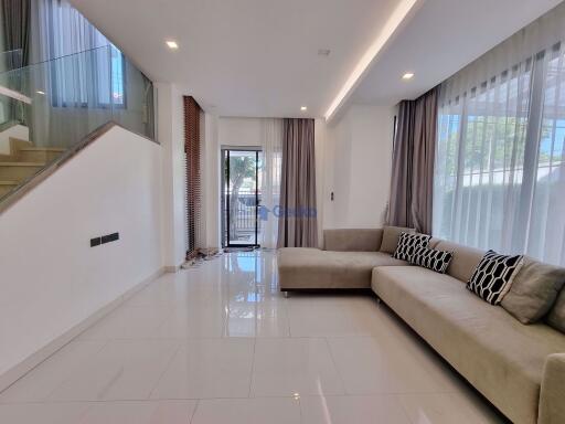 3 Bedrooms House in Baan Fah Rim Haad Jomtien H010338