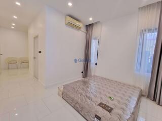 3 Bedrooms House in Baan Fah Rim Haad Jomtien H010338