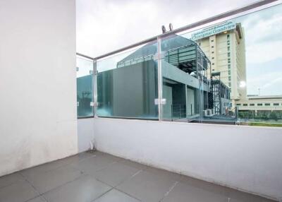 Beautifully presented 1 bedroom condo at The Prio