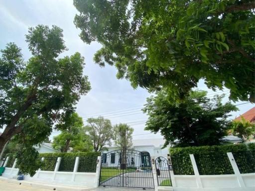 ️‍️️Beautiful Neoclassic style House for SALE in #TharnDong, #KadFarang Beautiful big Neoclassic style house in white color, new house completed in January 2020 and ready to move in.
