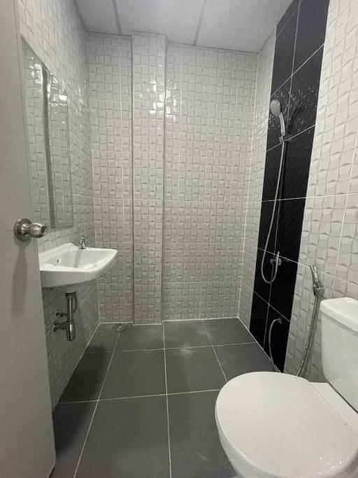 Modern bathroom with white and black tiles