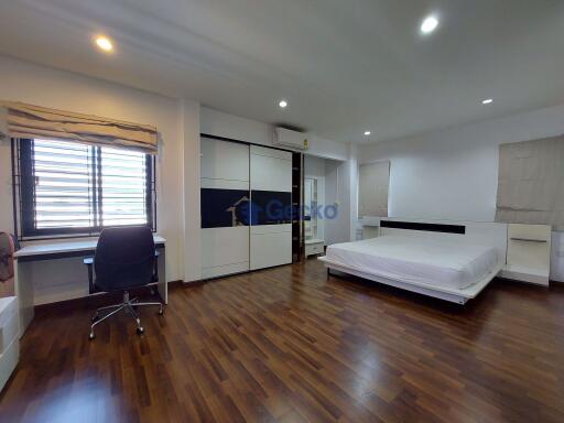 3 Bedrooms House in Patta Village East Pattaya H010282