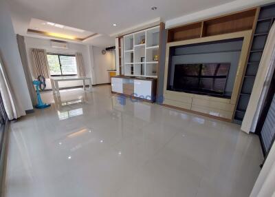 3 Bedrooms House in Patta Village East Pattaya H010282