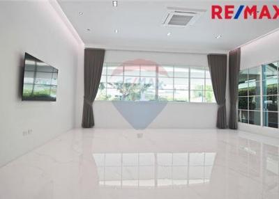 504 Sqm., 5 Beds Townhouse listed for ฿ 37,000,000.