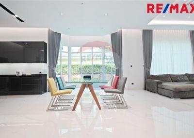 504 Sqm., 5 Beds Townhouse listed for ฿ 37,000,000.