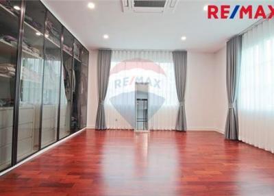 504 Sqm., 5 Beds Townhouse listed for ฿ 37,000,000.