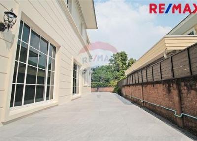 504 Sqm., 5 Beds Townhouse listed for ฿ 37,000,000.