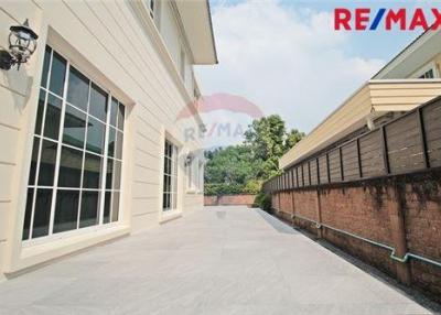 504 Sqm., 5 Beds House listed for ฿ 37,000,000.