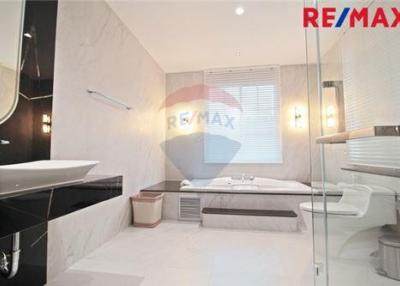 504 Sqm., 5 Beds Townhouse listed for ฿ 37,000,000.