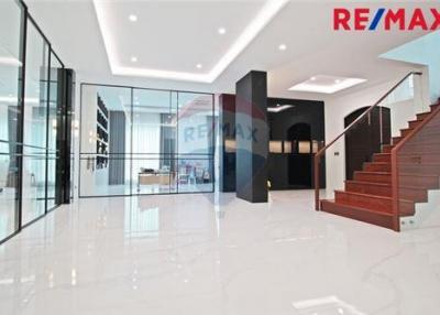 504 Sqm., 5 Beds Townhouse listed for ฿ 37,000,000.