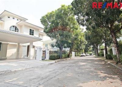 504 Sqm., 5 Beds Townhouse listed for ฿ 37,000,000.