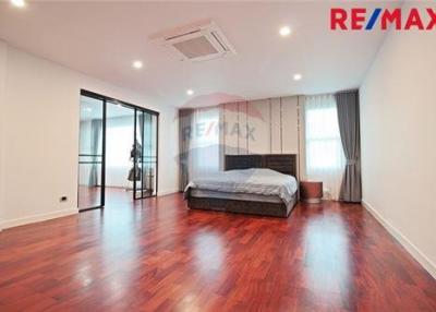 504 Sqm., 5 Beds Townhouse listed for ฿ 37,000,000.