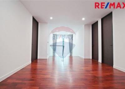 504 Sqm., 5 Beds Townhouse listed for ฿ 37,000,000.