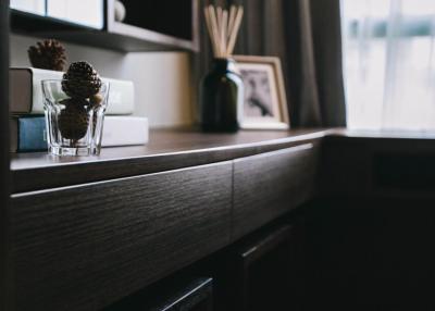 Modern room with natural light coming through the window, featuring stylish decoration and wooden furniture.