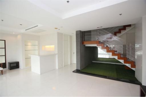 Duplex Room For Rent (BTS Ploenchit)