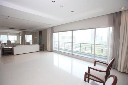 Duplex Room For Rent (BTS Ploenchit)