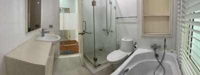 Modern bathroom with separate shower and bathtub