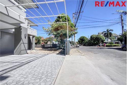 240 Sqm., 3 Beds Townhouse listed for ฿ 5,990,000.