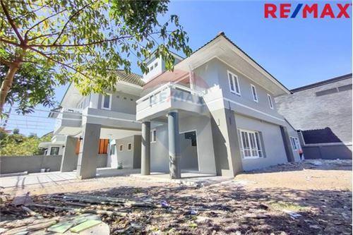 240 Sqm., 3 Beds Townhouse listed for ฿ 5,990,000.