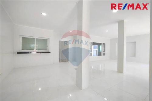 240 Sqm., 3 Beds Townhouse listed for ฿ 5,990,000.