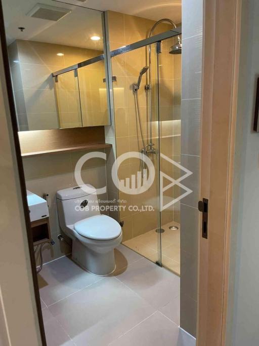 Modern Bathroom with Glass Shower and Ceramic Fixtures