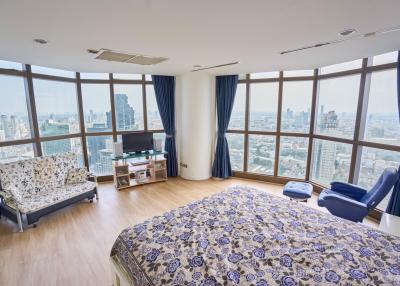 2 bed Condo in State Tower Silom Sub District C020730