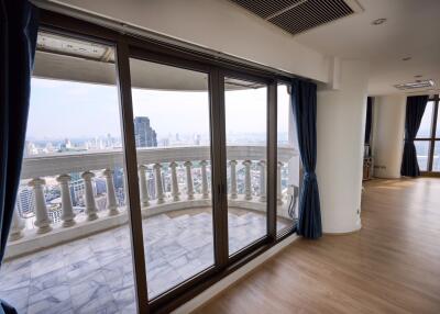 2 bed Condo in State Tower Silom Sub District C020730