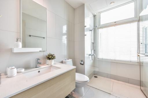 Modern Bathroom with White Fixtures and Natural Light