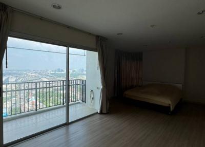 3-BR Condo near MRT Kamphaeng Phet