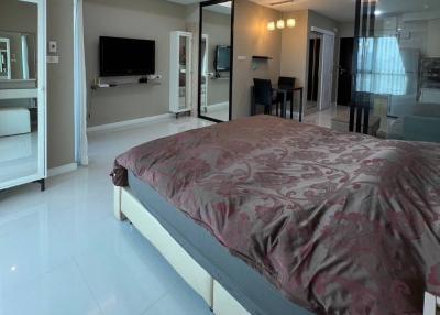 1-BR Condo at Sathorn Gardens near MRT Si Lom