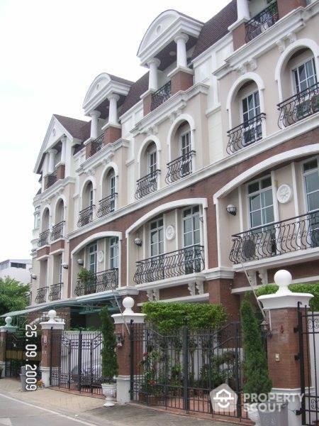 4-BR Townhouse in Chong Nonsi