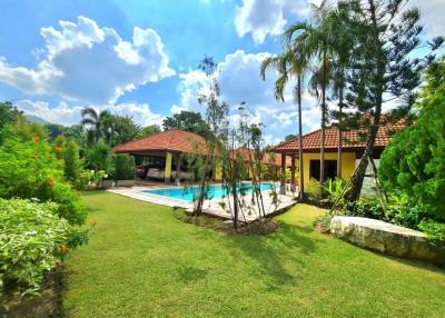 Private Poolvilla with Lush Garden in Bang Saray