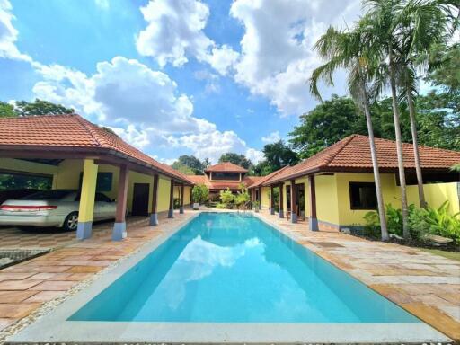Private Poolvilla with Lush Garden in Bang Saray