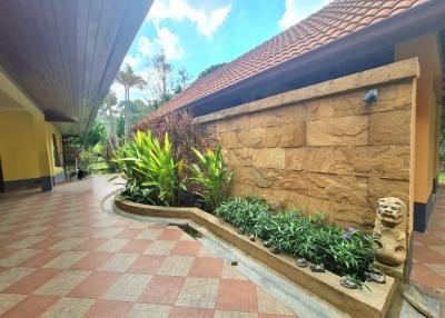 Private Poolvilla with Lush Garden in Bang Saray