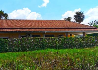 Land plot with pool villa in Banglamung