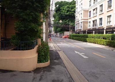 1-BR Condo at Pipat Place Condominium near BTS Chong Nonsi