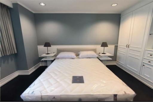 Pet-Friendly 2-Bedroom Apartment  Prime CBD Location, Walk to BTS Saint Louis