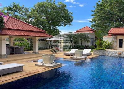4 bedrooms the Balinese style Pool villa in Laguna