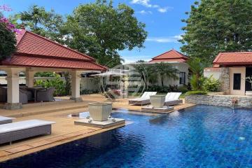 4 bedrooms the Balinese style Pool villa in Laguna