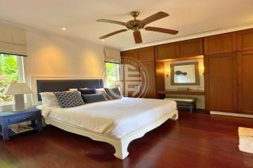 4 bedrooms the Balinese style Pool villa in Laguna