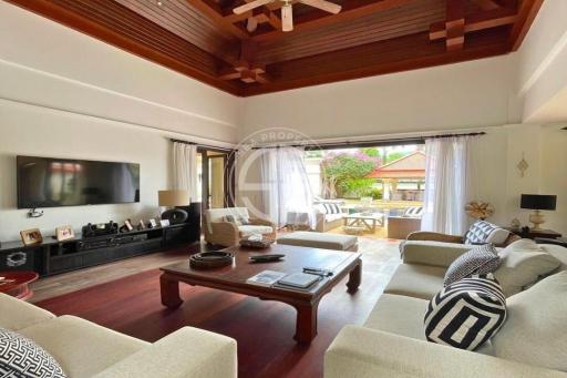 4 bedrooms the Balinese style Pool villa in Laguna