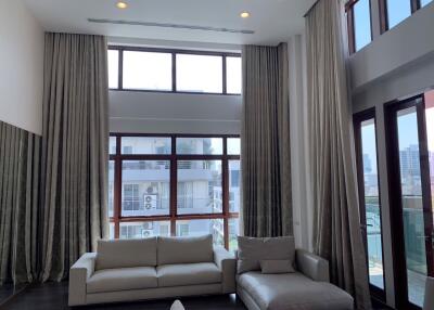 3 bed Condo in The Crest Ruamrudee Pathum Wan District C020732