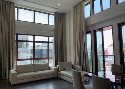 3 bed Condo in The Crest Ruamrudee Pathum Wan District C020732