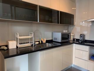 3 bed Condo in The Crest Ruamrudee Pathum Wan District C020732