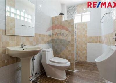 164 Sqm., 5 Beds Townhouse listed for ฿ 4,700,000.