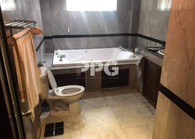 SPACIOUS 2-BEDROOM CONDO IN PATONG