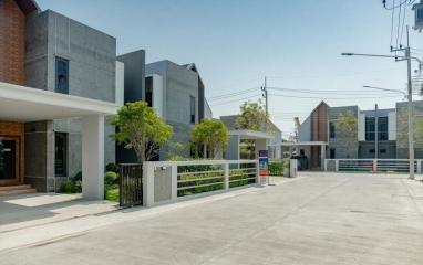 For Sale Pathum Thani Semi-Detached House Living Loft Lamlukka-Khlong 9 Lam Luk Ka